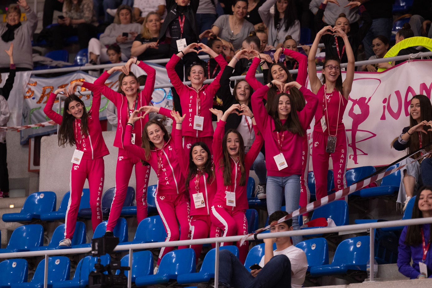 Gimnastas del Rítmica Santander saludan a la cámara.