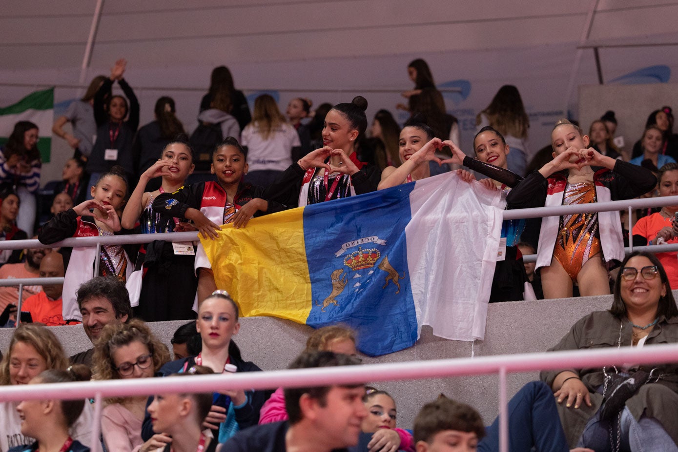 Un grupo de gimnastas canarias posa para la foto.