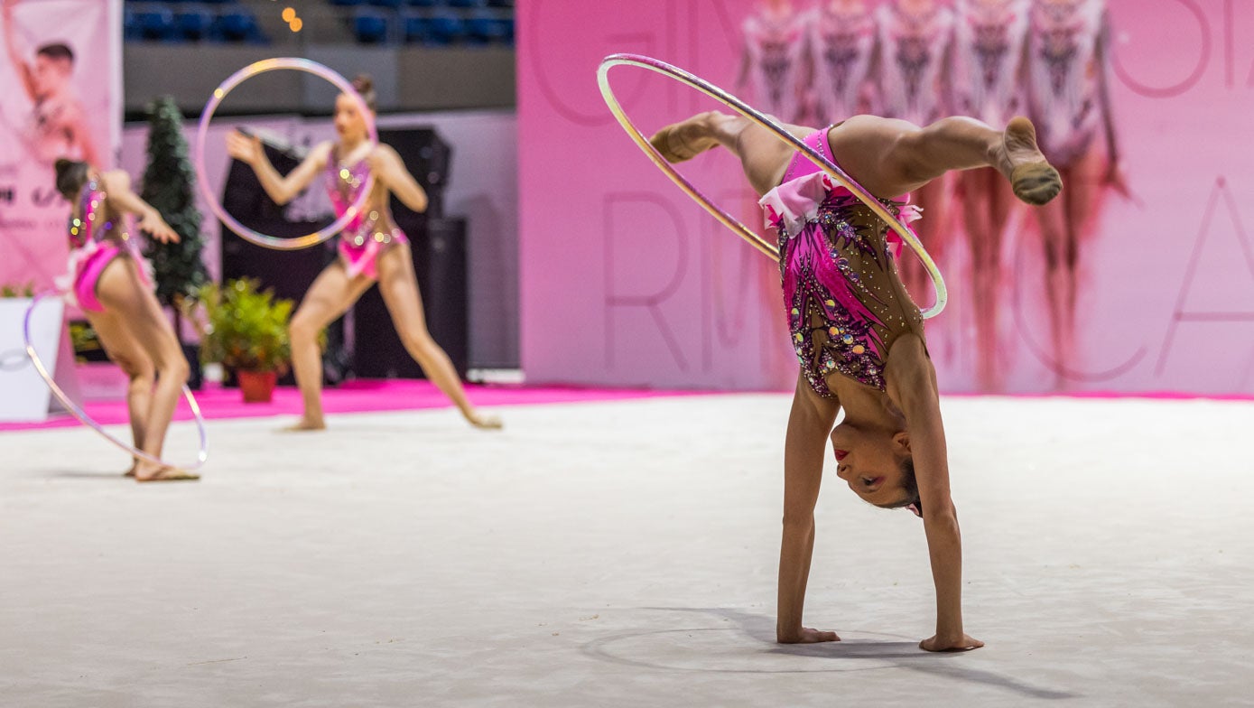 Una gimnasta, en uno de los cientos de poses que al público casi le parecen imposibles.