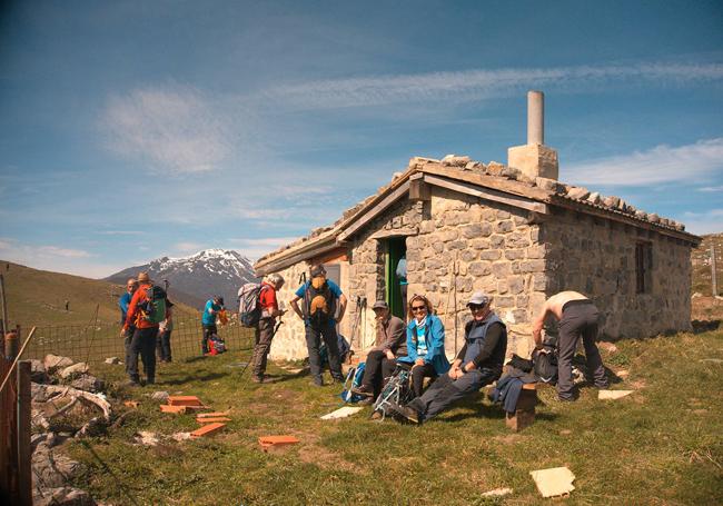 El grupo en la cabaña de Braña Siesta,