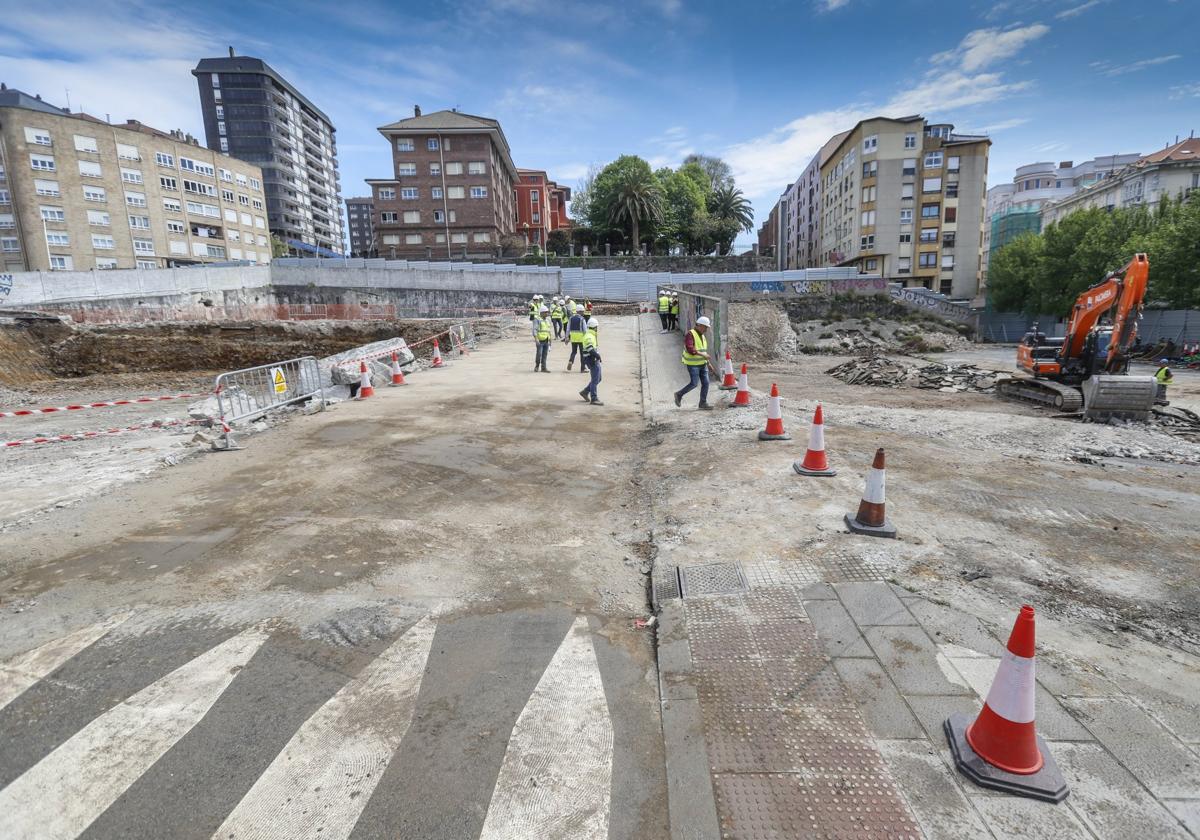 Imagen del eje central que divide las anteriores parcelas de Puertochico donde se suceden ya los diversos trabajos de implantación.