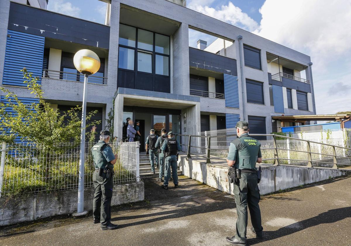 Imagen de archivo de unos agentes de la Guardia Civil desalojando una vivienda okupada en Requejada.