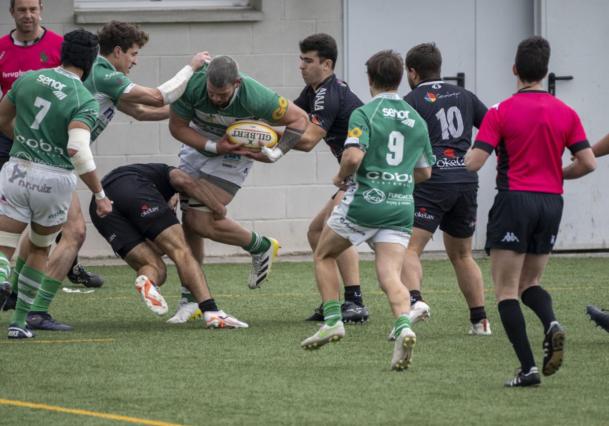 Bellelli lleva el oval en el último partido ante el Zarautz, a finales de enero en San Román.