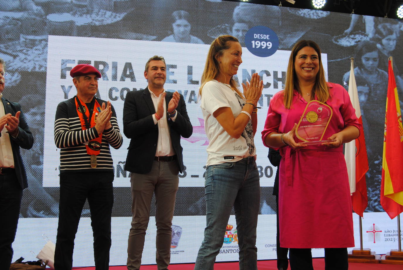 Mengual ha hecho entrega del trofeo de vencedora a la propietaria de La Reina del Cantábrico.