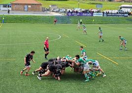 Las melés de Zarautz y Mazabi chocan en un momento del partido en San Román.