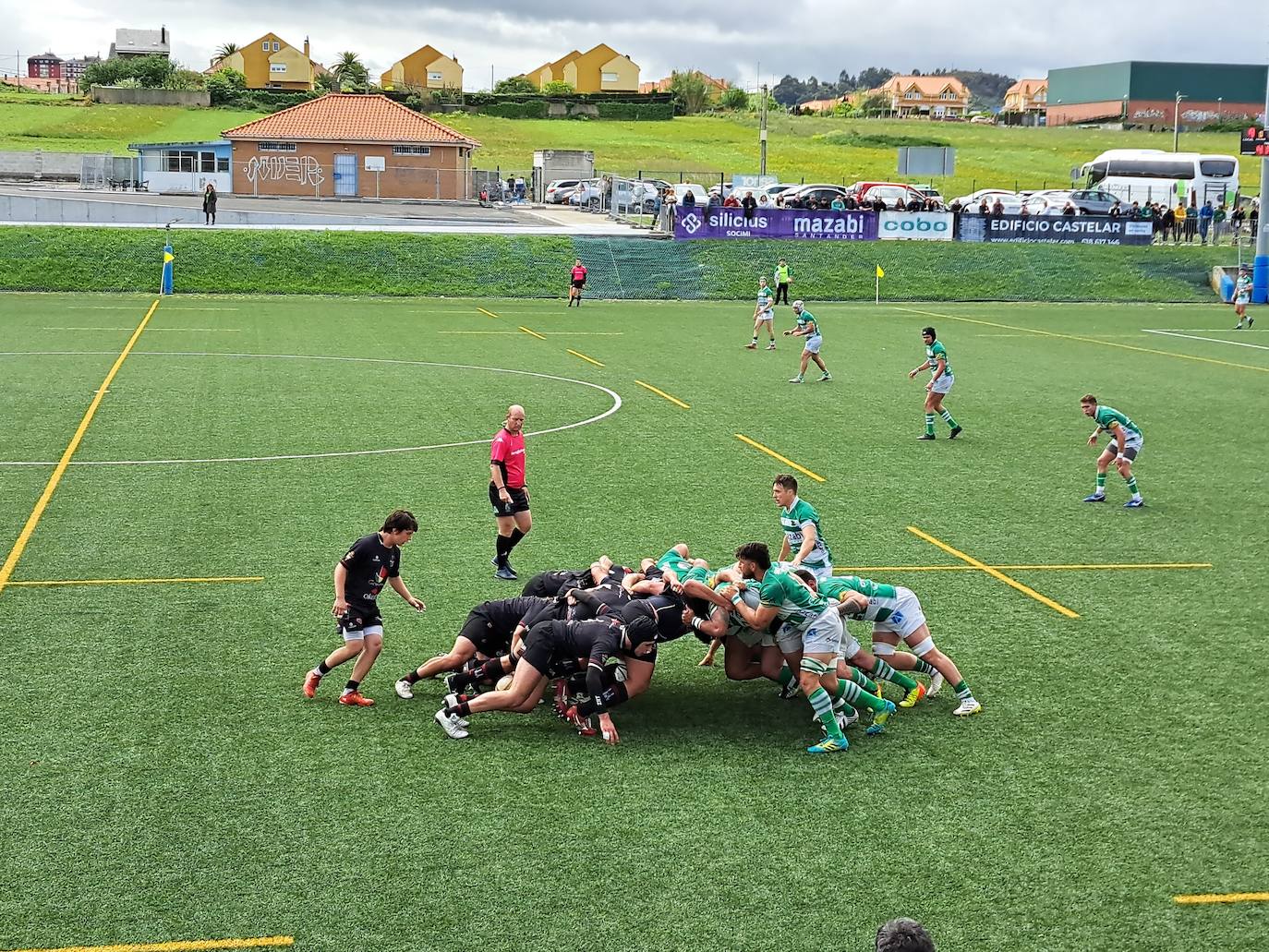 Las melés de Zarautz y Mazabi chocan en un momento del partido en San Román.