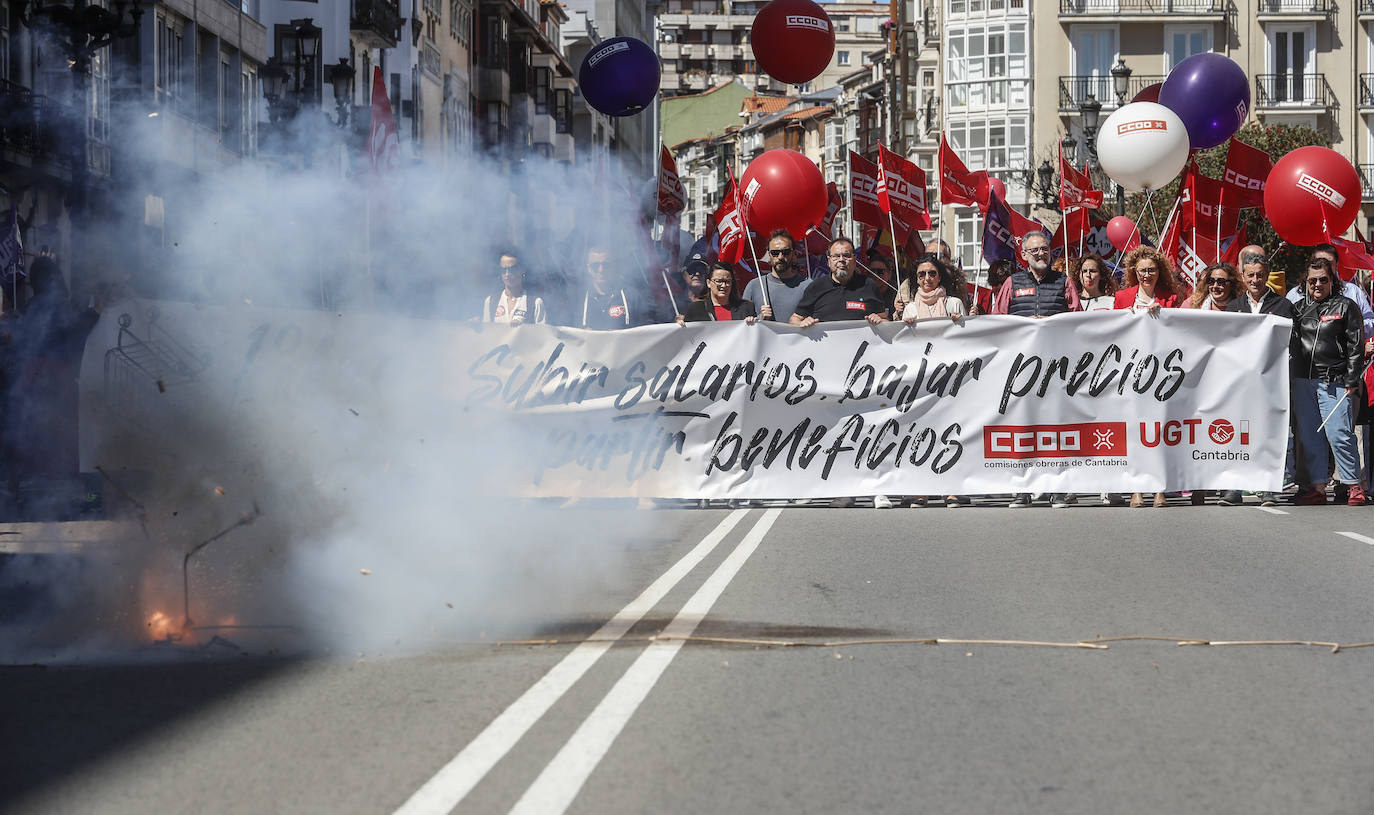 Los líderes sindicales portaron la pancarta con el lema de la manifestación: 'Subir salarios, bajar precios, repartir beneficios'. 