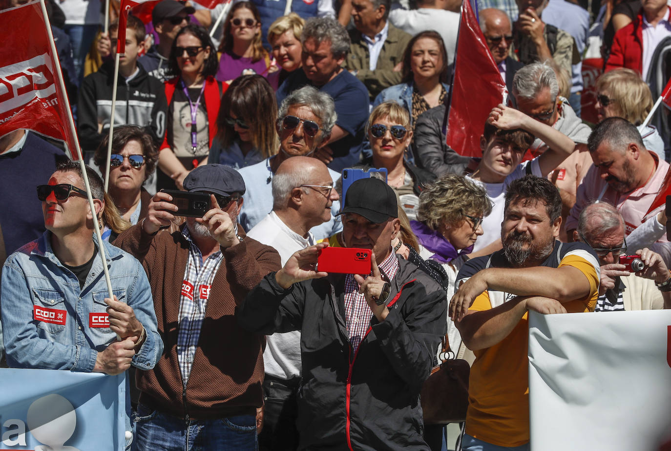 Los actos han terminado en el templete de los Jardines de Pereda donde los líderes sindicales de UGT -Mariano Carmona- y CC OO -Rosa Mantecón- se han dirigido a los trabajadores. 