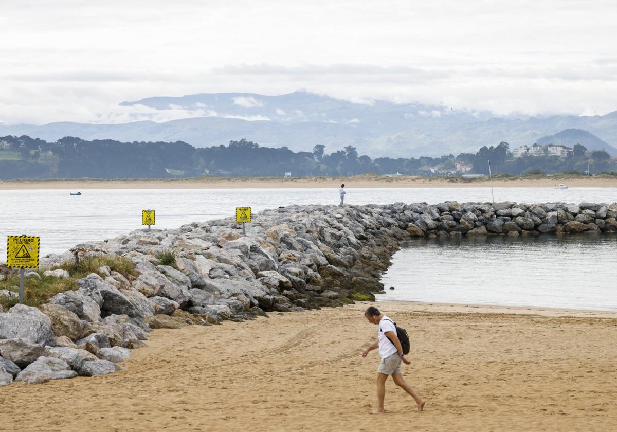 La escollera de la playa de la Magdalena, levantada en 2018 y sobre la que hay orden de desmantelamiento del Ministerio.