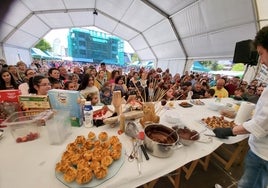 Publico concentrado en la carpa para ver las exhibiciones de recetas de los cocineros