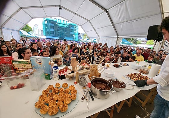 Publico concentrado en la carpa para ver las exhibiciones de recetas de los cocineros
