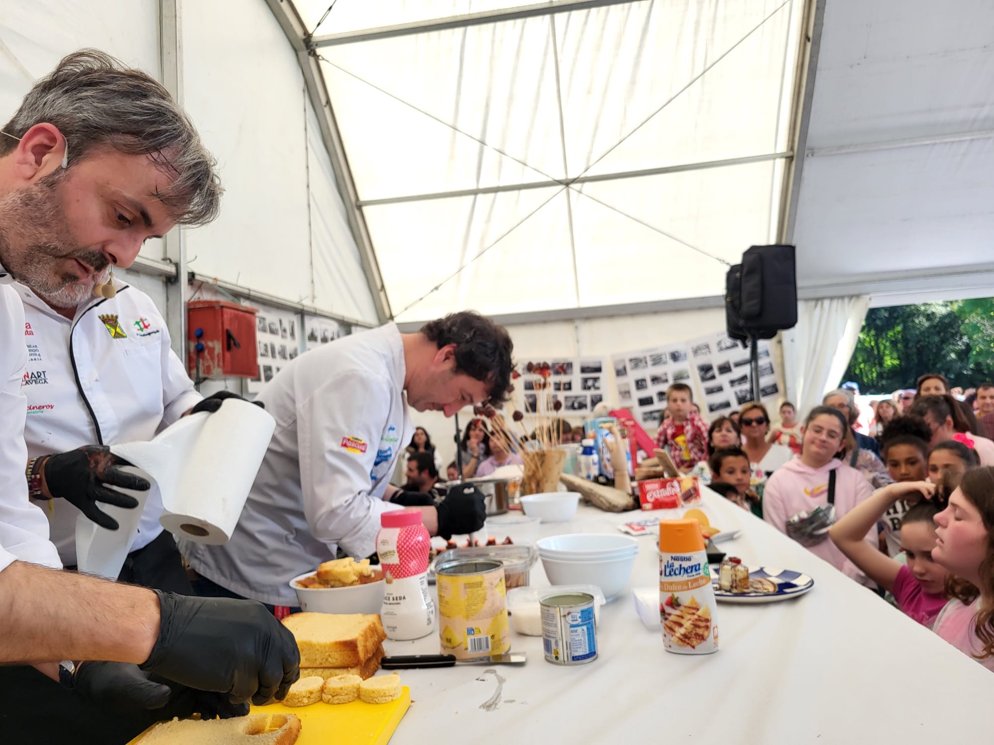 Los maestros del chocolate y la cocina impartiendo un taller. 