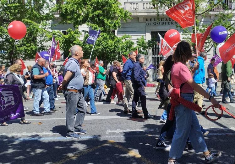 Imagen principal - Algunas imágenes de la manifestación. A la derecha, la líder de CC OO.