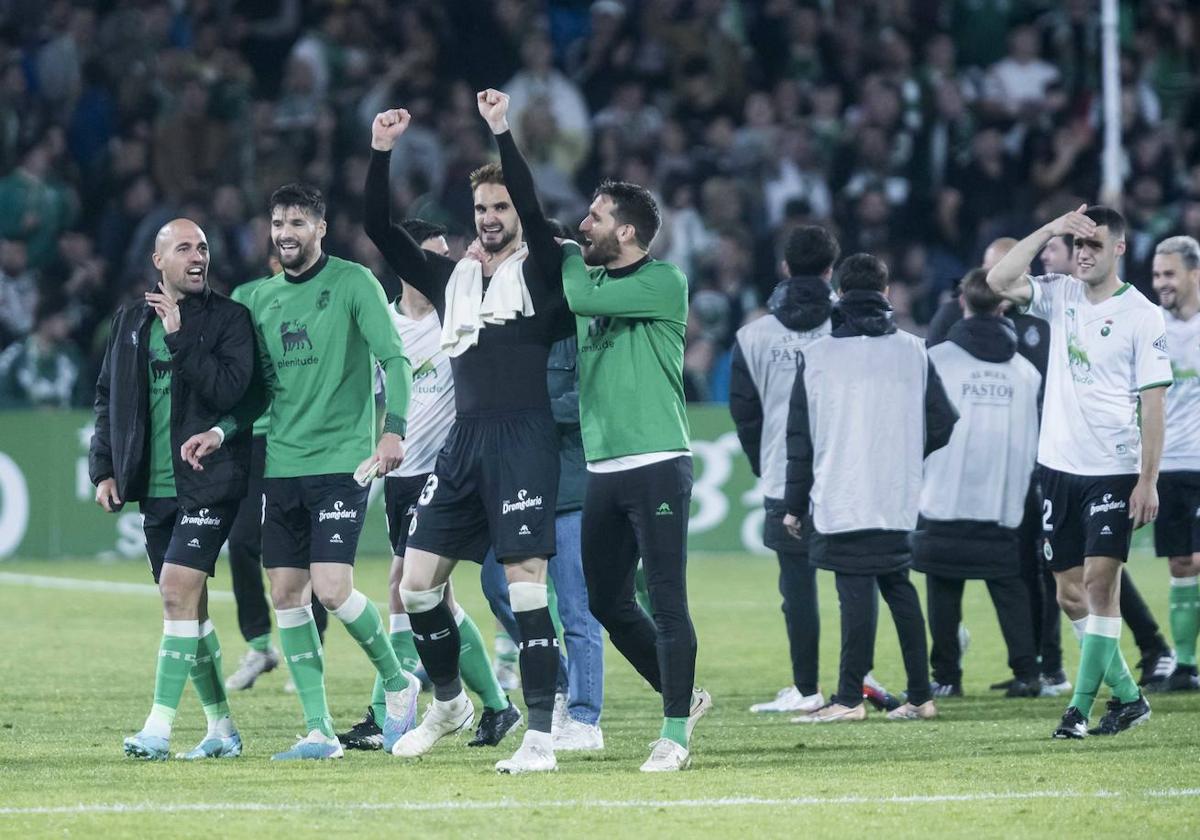 Unai Medina, Eneko Satrústegui, Íñigo Sainz-Maza, Jokin Ezkieta,Fausto Tienza, Álvaro Mantilla y Matheus Aiás celebran el triunfo ante el Ibiza.