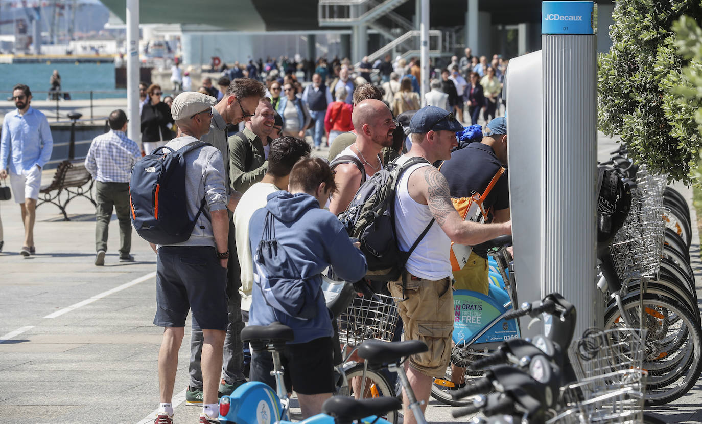 Un grupo de turistas accede al servicio de alquiler de bicicletas de la ciudad. 