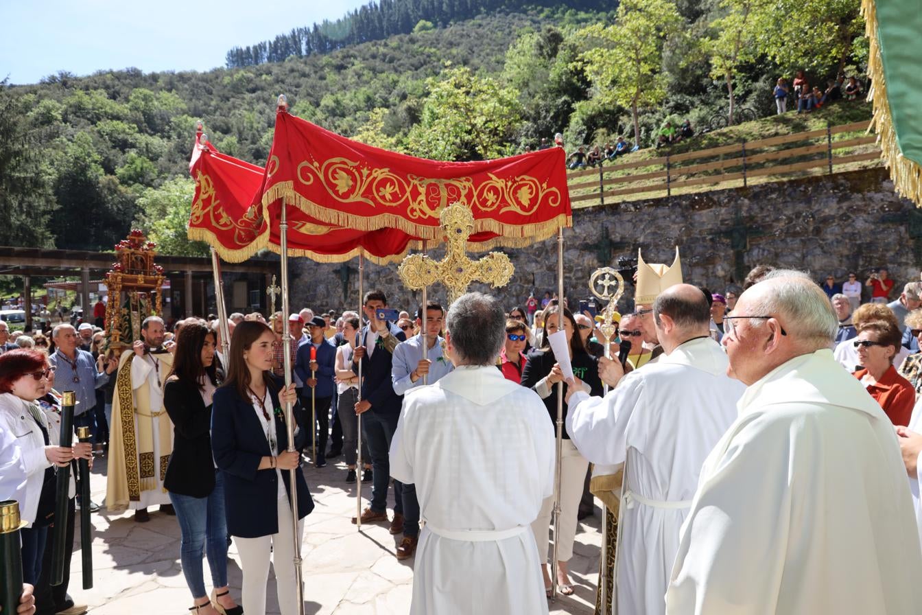 La Reliquia del Lignum Crucis bajo palio espera la llegada de la Virgen de la Luz, para entrar por la Puerta del Perdón de la iglesia de Santo Toribio