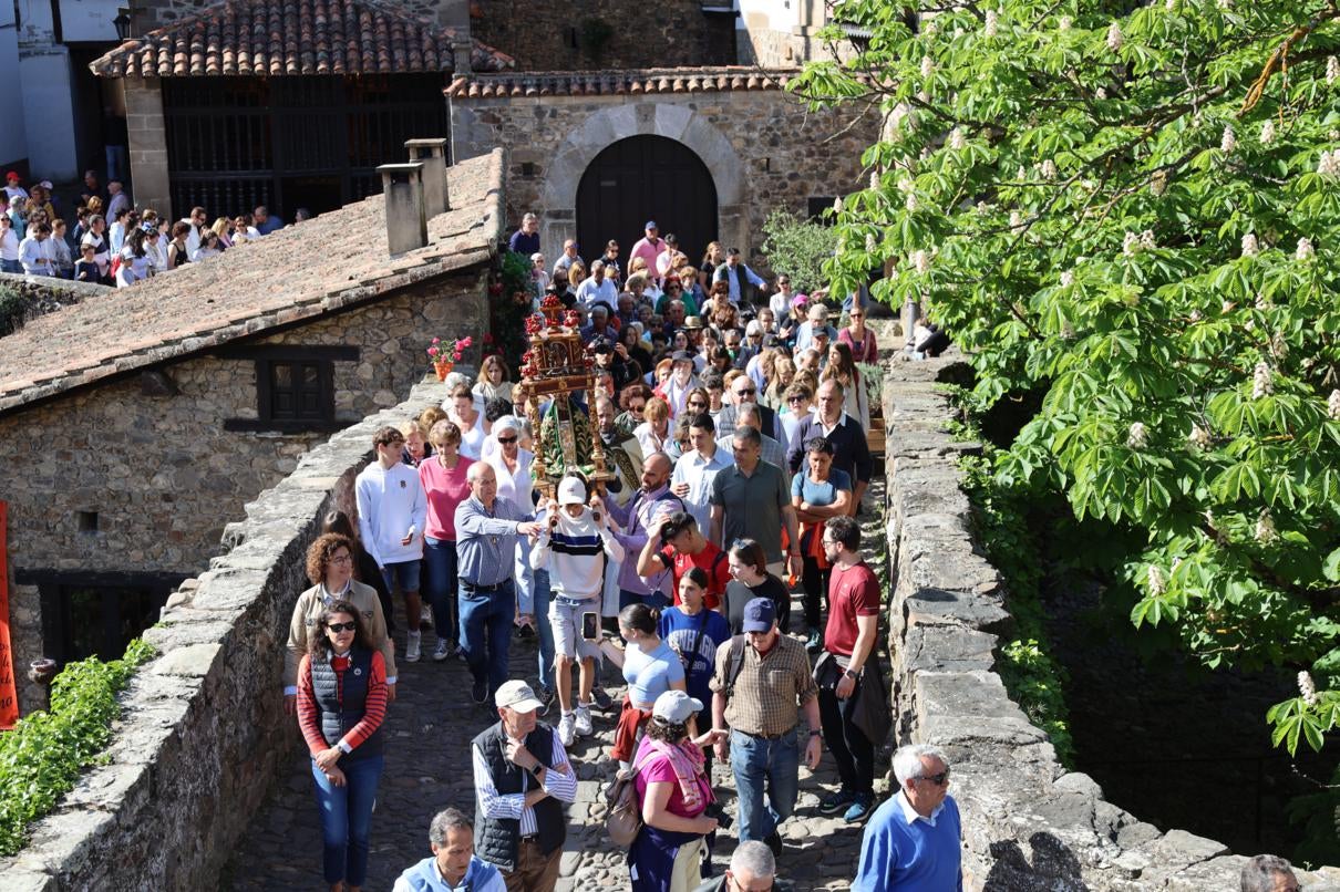 La Virgen de la Luz a su paso por el puente de San Cayetano de la villa de Potes