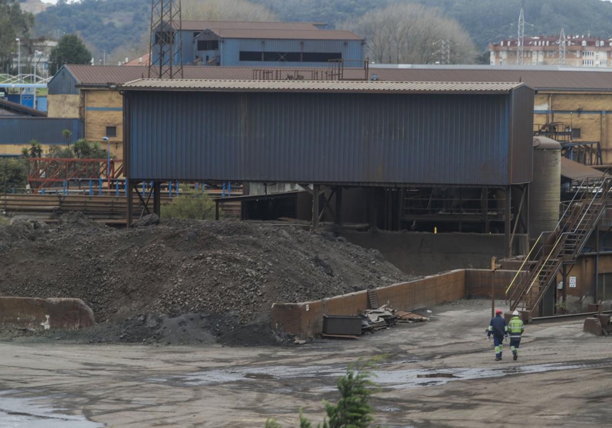 Fábrica de Ferroatlántica en Boo de Guarnizo en marzo de 2022, también parada por los precios energéticos disparados por la guerra.