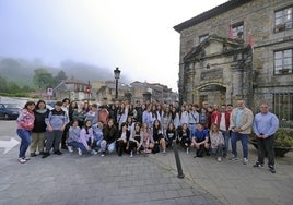 Los alumnos alemanes y los estudiantes del IES Foramontanos posan con el alcalde y concejales frente al Ayuntamiento de Cabezón de la Sal.