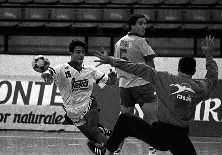 Rodrigo Reñones, actual técnico de los Hispanos Junior, durante su etapa como jugador en el Teka.