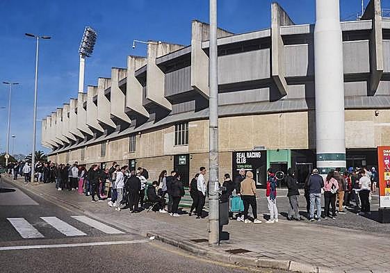 Cola de ayer por la mañana en los Campos de Sport para comprar unas entradas que se agotaron en menos de tres horas.