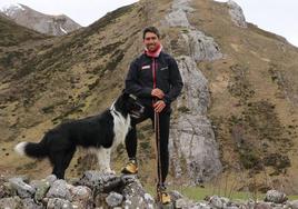 Manuel Merillas y su perro Zar en La Cueta.