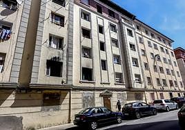 El portal número 9 de la calle Marqueses de Valdecilla y Pelayo, este miércoles, en el barrio de La Inmobiliaria de Torrelavega.