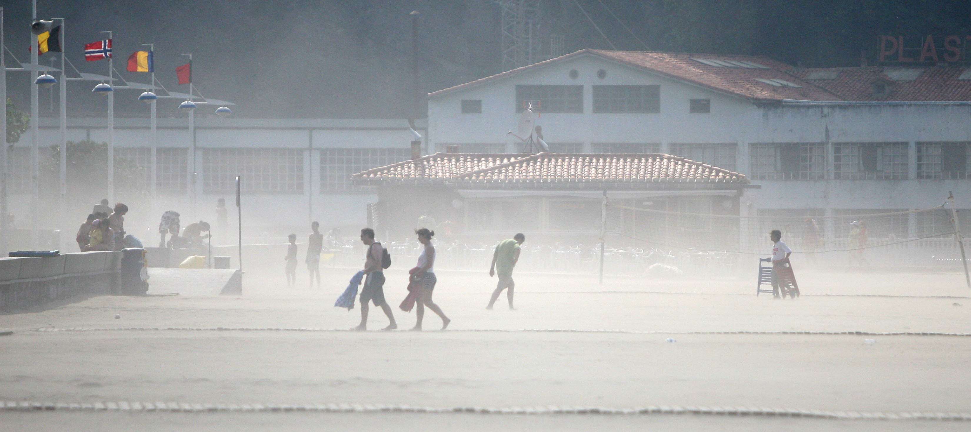 Turistas en medio de una galerna en una playa del País Vasco.