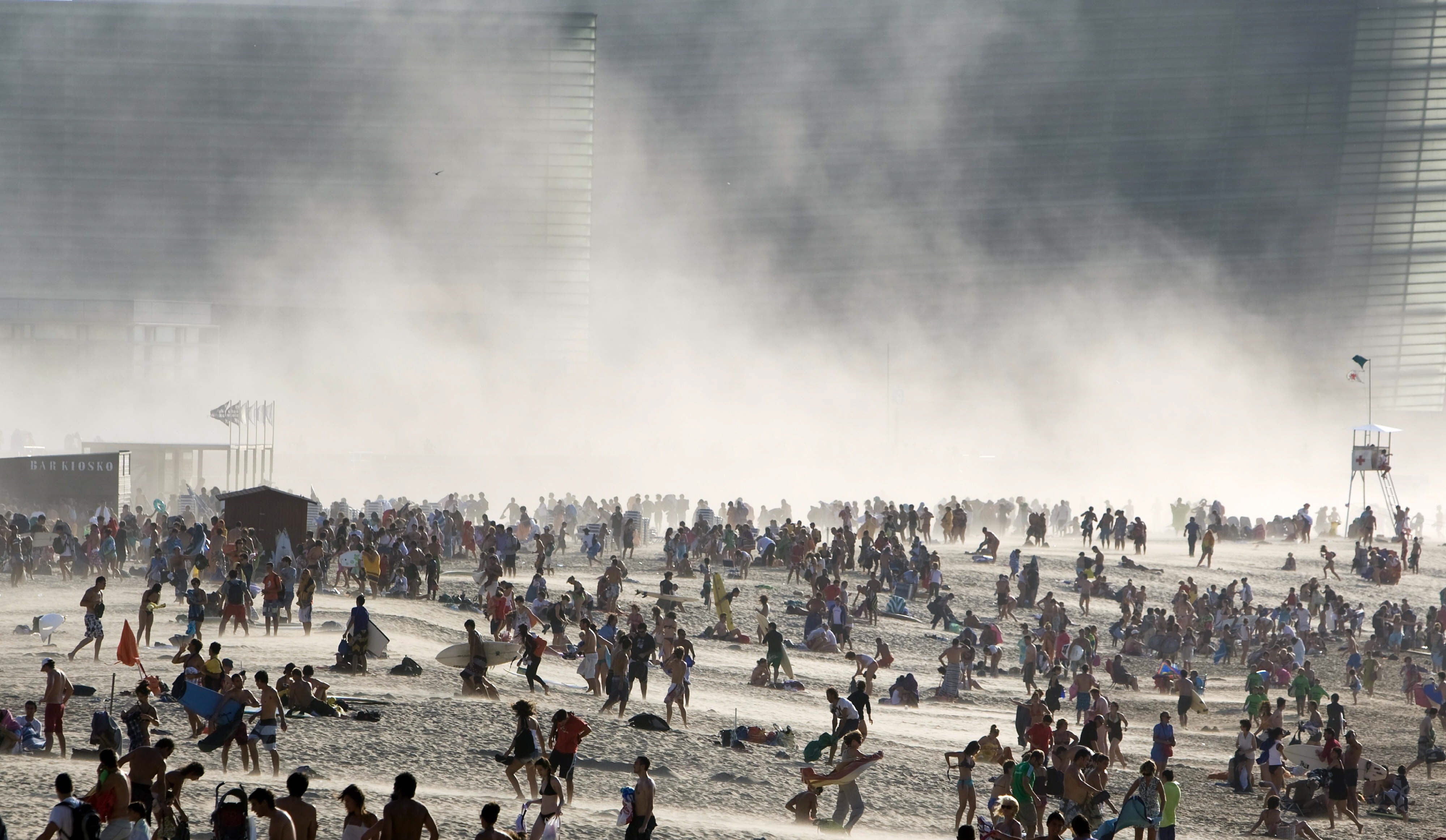 Cientos de personas se retiraron de la playa de La Zurriola cuando el vendaval levantó la arena un día de agosto de 2009.