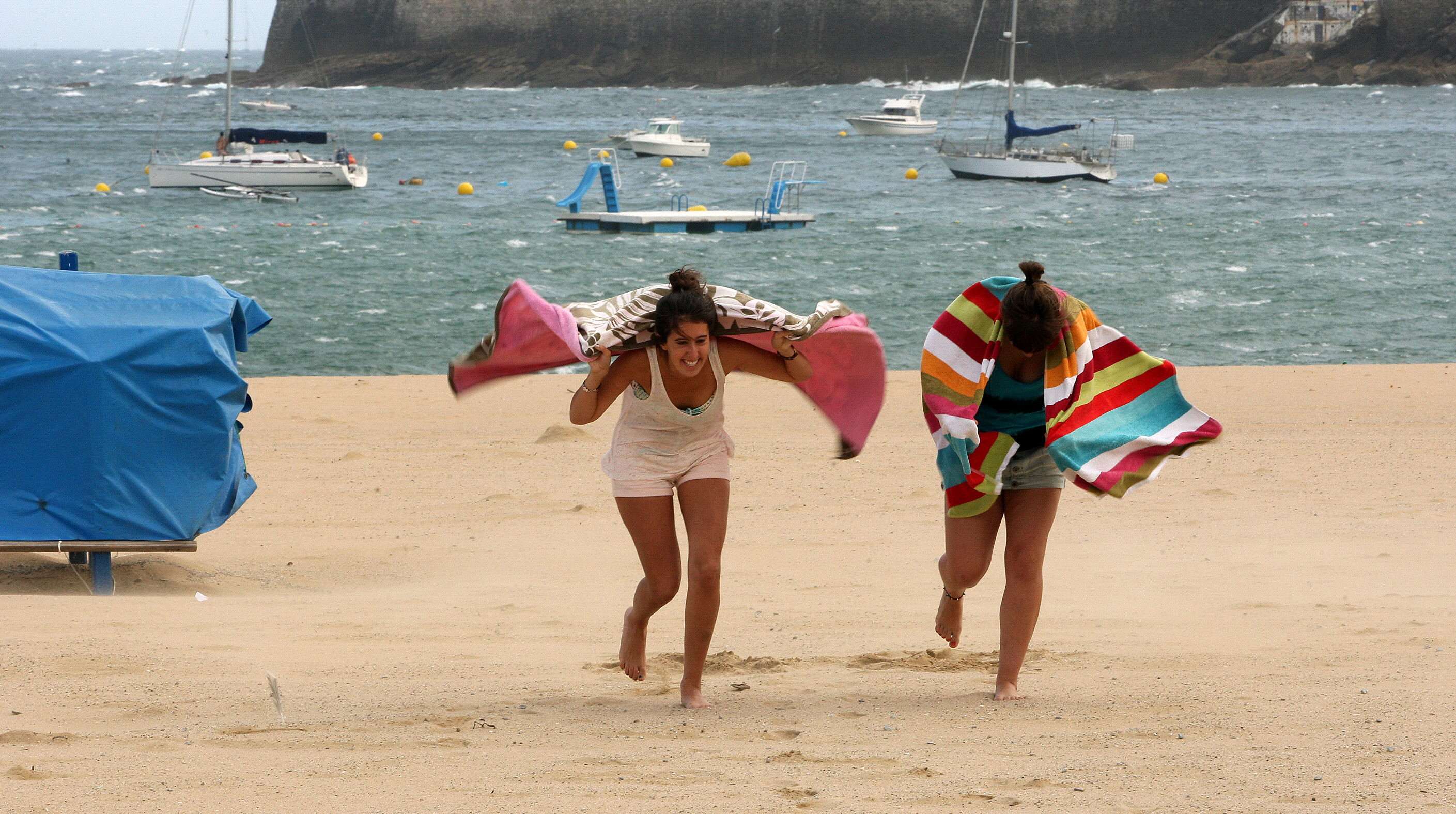 Dos jóvenes huyen de la playa por culpa de una galerna que les cogió por sorpresa.