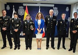 Los nuevos inspectores, en los extremos, posan junto a la jefa superior de Policía en cantabria y la Delegada del Gobierno.