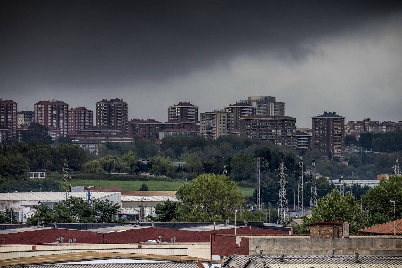 Poco antes de las ocho de la tarde el cielo se oscureció rapidamente en Santander