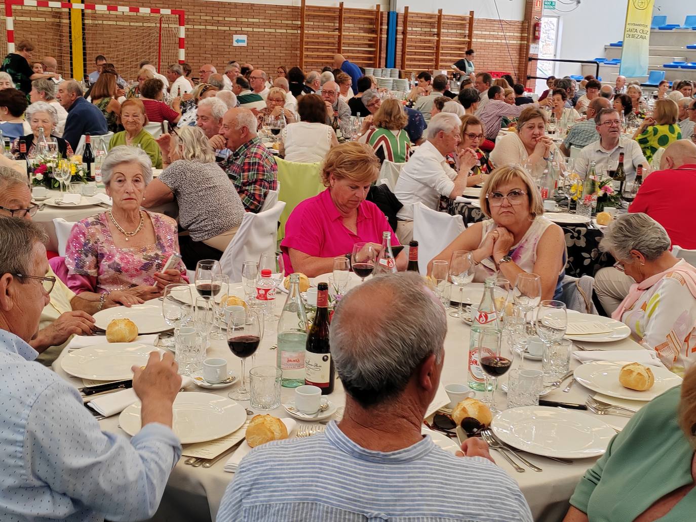 Los asistentes disfrutaron del menú ofrecido por el Ayuntamiento.