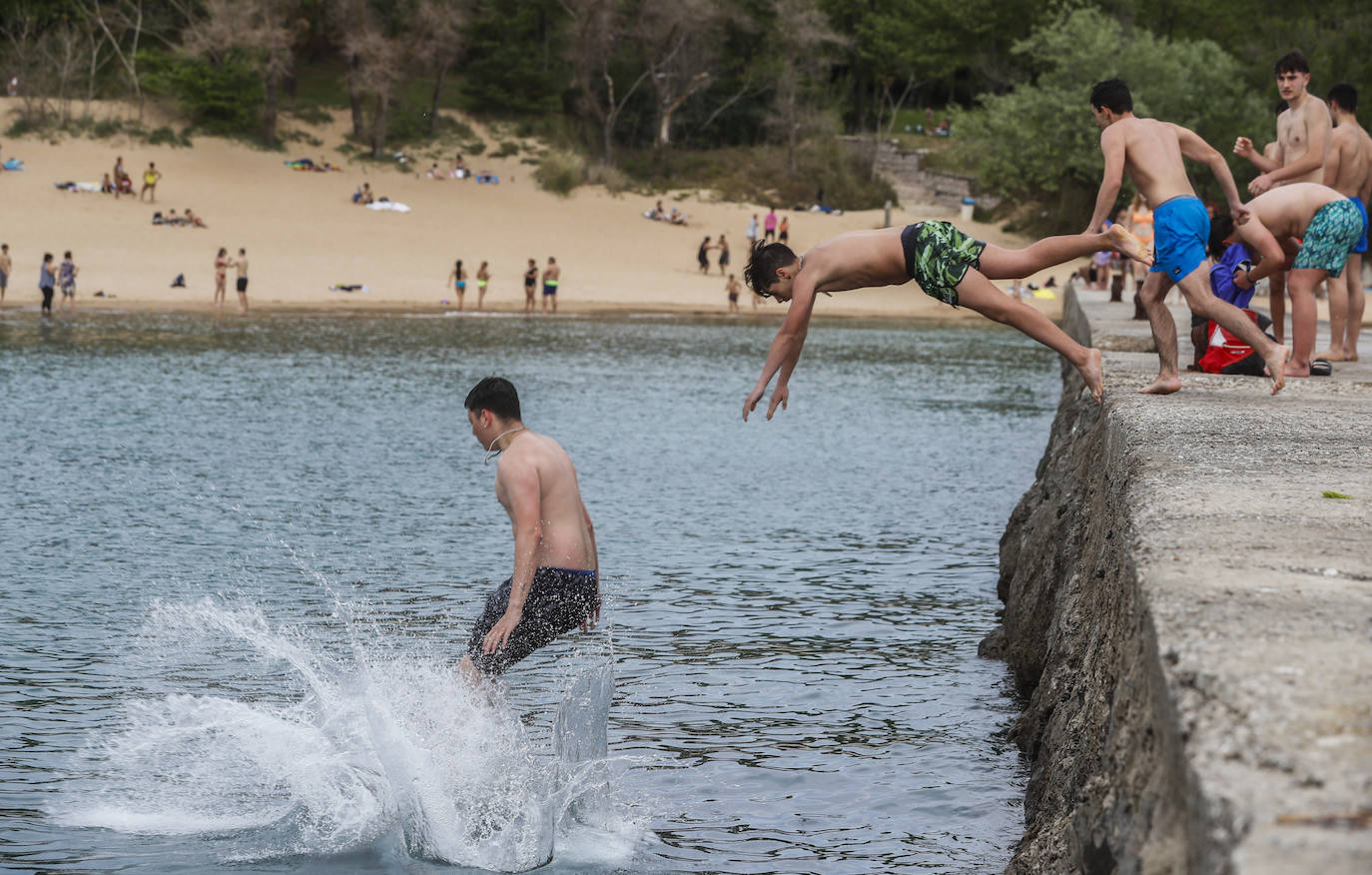 Los más jóvenes se han estrenado en la playa este miércoles caluroso. En La Magdalena se veían bastantes bañistas.