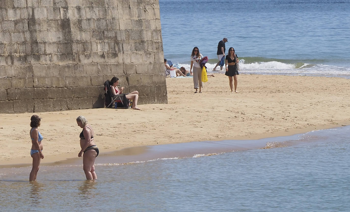 El calor en Santander ha promovido los primeros baños de la temporada en El Sardinero.