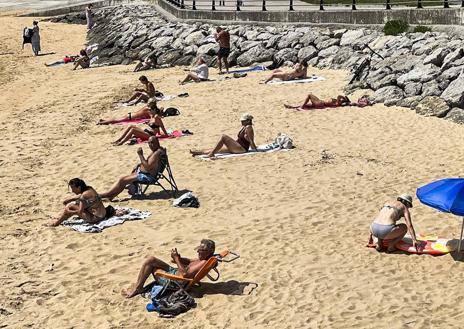 Imagen secundaria 1 - Los termómetros de Torrelavega han llegado a marcar este miércoles 36 grados. En Santander, las playas se han estrenado con vecinos y turistas. 