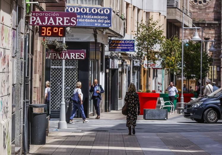 Imagen principal - Los termómetros de Torrelavega han llegado a marcar este miércoles 36 grados. En Santander, las playas se han estrenado con vecinos y turistas. 