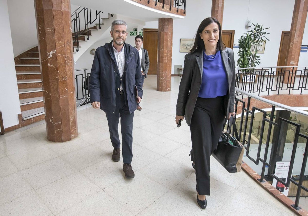 Javier Ceruti, portavoz municipal junto a Gema Igual, alcaldesa de Santander, en el Ayuntamiento.