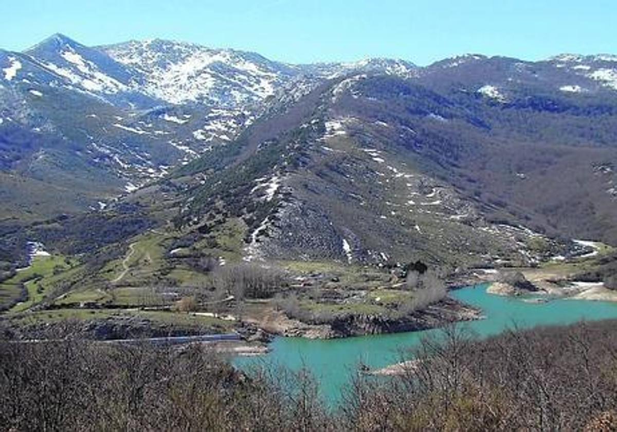 Panorámica del embalse de Cervera de Pisuerga.