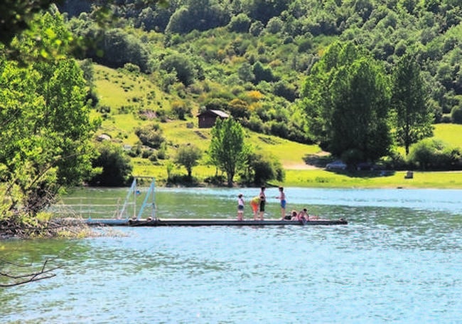 En el embalse de Cervera se permiten casi todos los deportes náuticos, excepto la navegación a motor, así como el baño público y otras actividades de ocio, ya que dispone de zonas de servicios y acampada controlada.