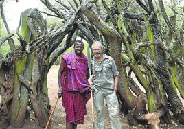 Lostal lleva más de doce años viajando de forma regular a África, escenario de sus novelas.