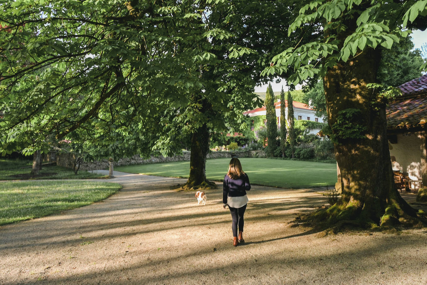 Un paseo por los jardines con la perra Beta.