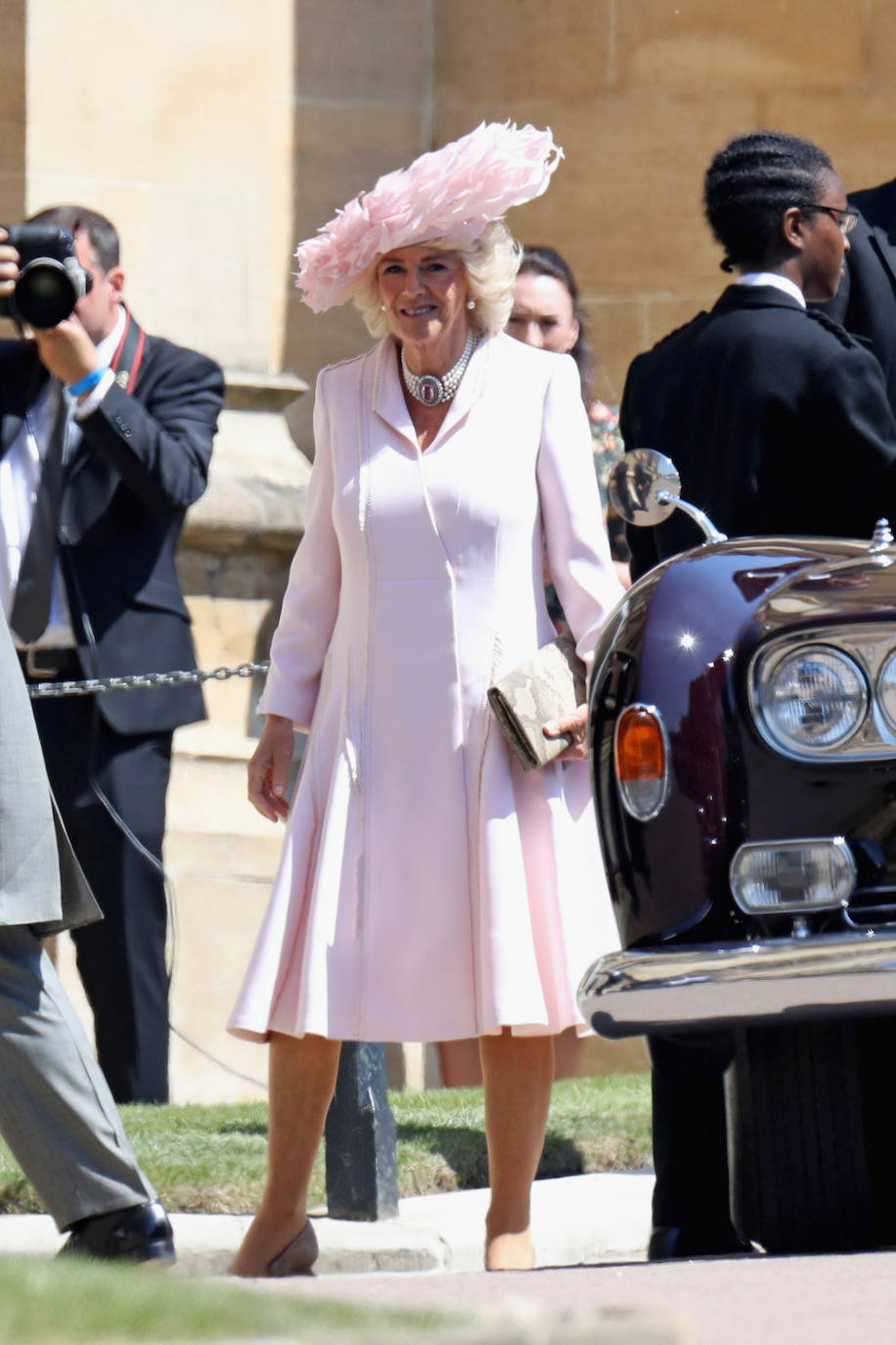 En la boda de Harry y Meghan Markle apostó por un abrigo-vestido en color rosa a juego con una bonita pamela de plumas. 