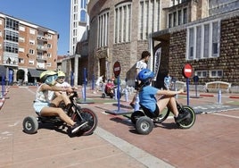 Escolares maniobran en una de las curvas del circuito instalado en la plaza Baldomero Iglesias.