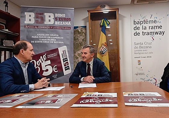 Imagen de archivo de la firma del convenio entre el Ayuntamiento de Bezana y la Cámara de Comercio.