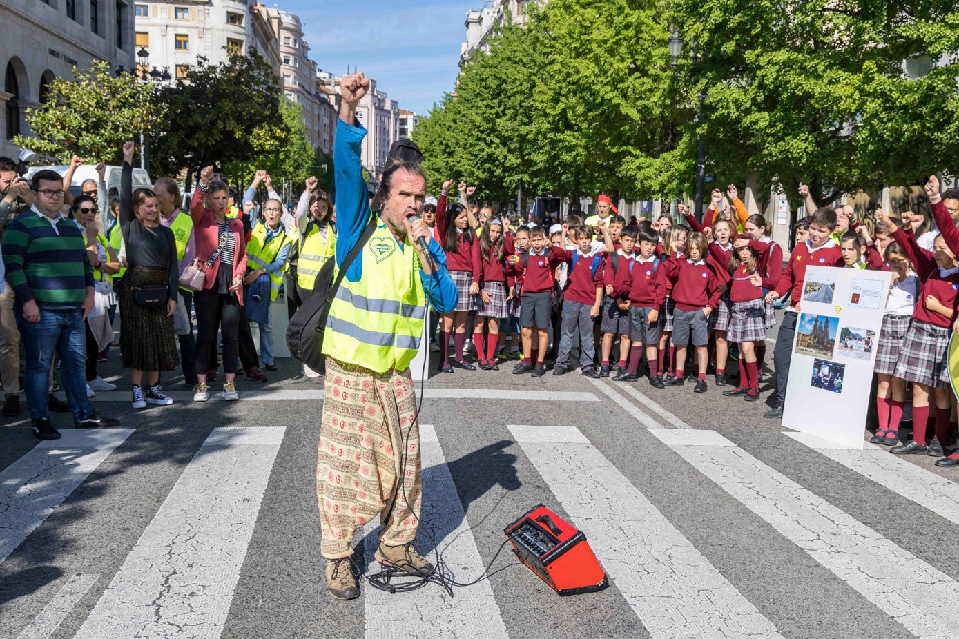 El cantante Mario San Miguel participó en la marcha solidaria que recorrió este viernes el Paseo Pereda, de Santander.
