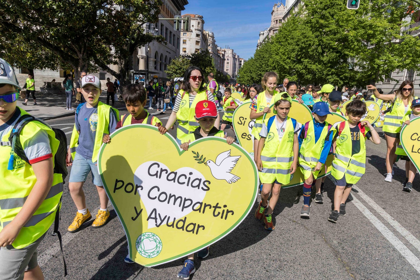 Numerosos integrantes, entre ellos escolares y docentes, se unieron al recorrido solidario.