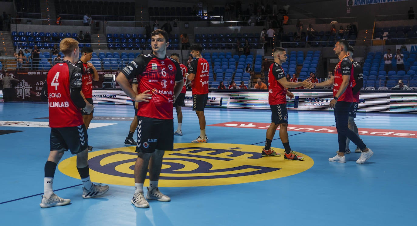 Los jugadores del Blendio, tras el encuentro. En primer término, Sergio Rubio.