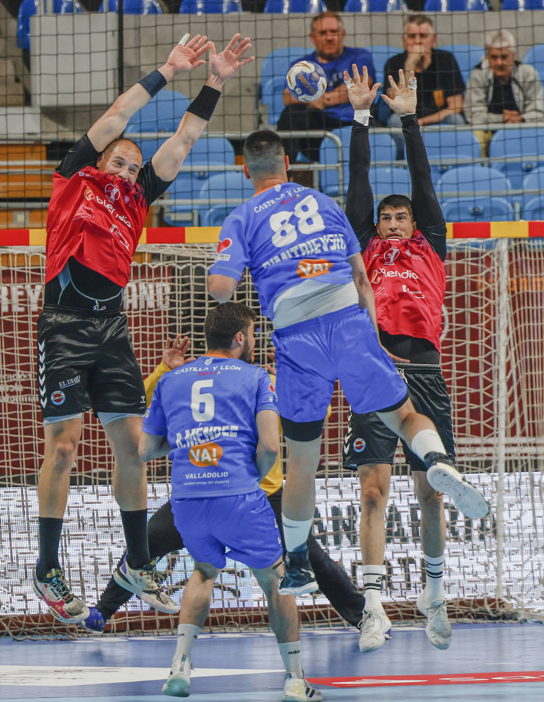 Dimitriesvski lanza hacia la portería del Blendio Sinfín.