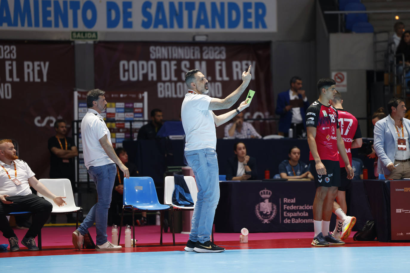 Rubén Garabaya da instrucciones a sus jugadores.
